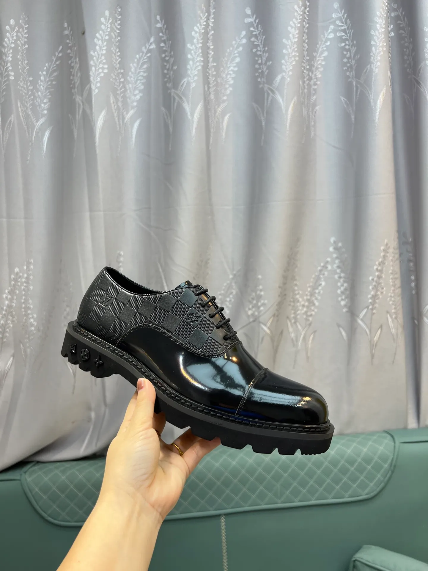 Men's shoes 💰820 [LV] - High-end quality - Upper: 🔝 tumbled cowhide, Nappa cowhide, brand logo sewn on shoe body - Lining: cowhide, foot pads; water-dyed cowhide - Outsole: TPR·rubber foam; two-color molded outsole -Super high quality control·Fine workmanship: highlighted (high-end·luxury·grade) -Size: 39-44 (38 45 can be customized)